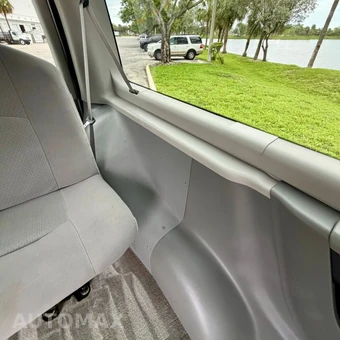 2011 Ford Super Duty E-350 Wagon XLT 138.0" WB - miniatura 45