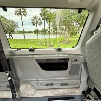 2011 Ford Super Duty E-350 Wagon XLT 138.0" WB - miniatura 49