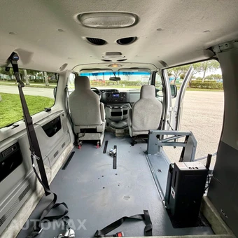 2011 Ford Super Duty E-350 Wagon XLT 138.0" WB - miniatura 51