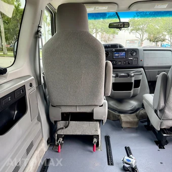 2011 Ford Super Duty E-350 Wagon XLT 138.0" WB - miniatura 52