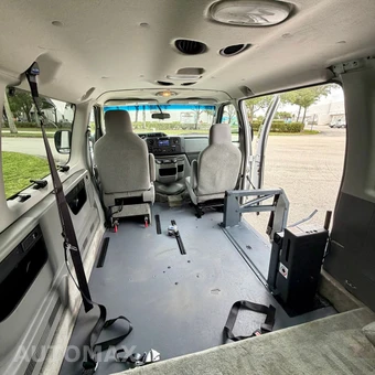 2011 Ford Super Duty E-350 Wagon XLT 138.0" WB - miniatura 55