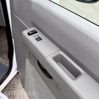 2011 Ford Super Duty E-350 Wagon XLT 138.0" WB - miniatura 58