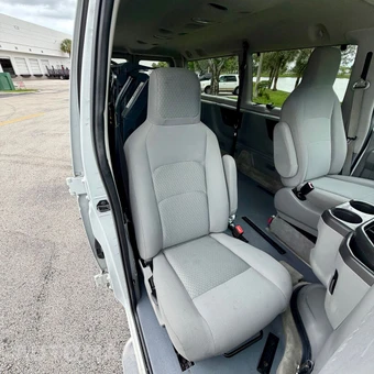 2011 Ford Super Duty E-350 Wagon XLT 138.0" WB - miniatura 59