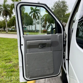 2011 Ford Super Duty E-350 Wagon XLT 138.0" WB - miniatura 65