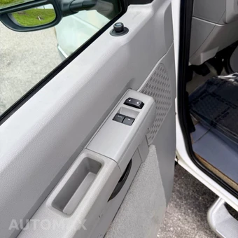 2011 Ford Super Duty E-350 Wagon XLT 138.0" WB - miniatura 66