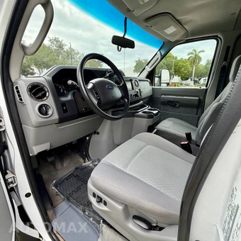 2011 Ford Super Duty E-350 Wagon XLT 138.0" WB - miniatura 68