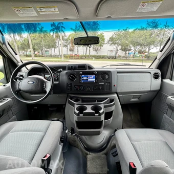 2011 Ford Super Duty E-350 Wagon XLT 138.0" WB - miniatura 69