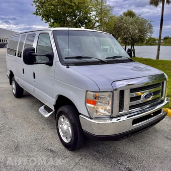 2011 Ford Super Duty E-350 Wagon XLT 138.0" WB - miniatura 7