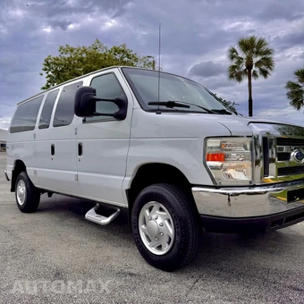 2011 Ford Super Duty E-350 Wagon XLT 138.0" WB - miniatura 8
