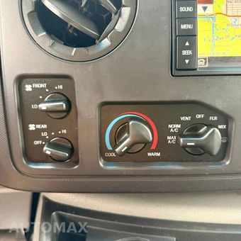 2011 Ford Super Duty E-350 Wagon XLT 138.0" WB - miniatura 80