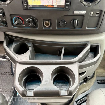 2011 Ford Super Duty E-350 Wagon XLT 138.0" WB - miniatura 84