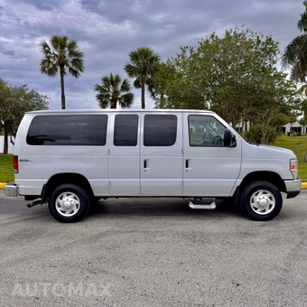 2011 Ford Super Duty E-350 Wagon XLT 138.0" WB - miniatura 9