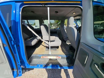 2011 Ford Super Duty E-350 Wagon XLT 138.0" WB – miniatura 17