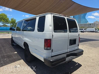 2011 Ford Super Duty E-350 Wagon XLT 138.0" WB - miniatura 6