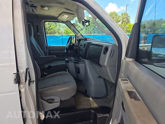 2011 Ford Super Duty E-350 Wagon XLT 138.0" WB - miniatura 8