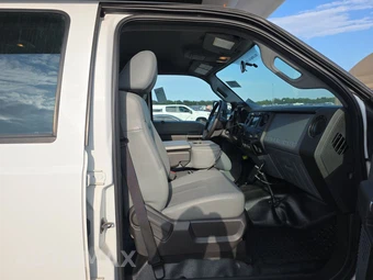 2011 Ford Super Duty F-550 Cab Chassis XL Crew Cab DRW - miniatura 8