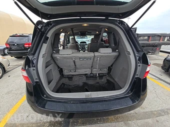 2011 Honda Odyssey Touring 118.1" WB - miniatura 17