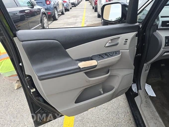 2011 Honda Odyssey Touring 118.1" WB - miniatura 9