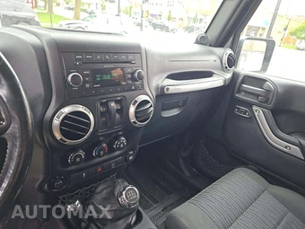 2011 Jeep Wrangler Sahara - miniatura 10