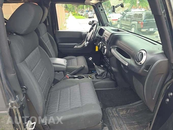 2011 Jeep Wrangler Sahara - miniatura 18