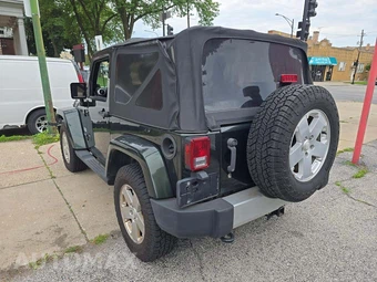 2011 Jeep Wrangler Sahara - miniatura 2