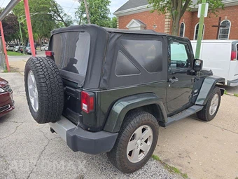 2011 Jeep Wrangler Sahara - miniatura 3