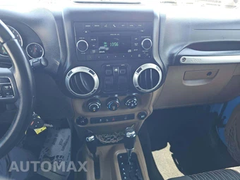 2011 Jeep Wrangler Sahara - miniatura 10