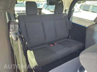 2011 Jeep Wrangler Sahara - miniatura 16