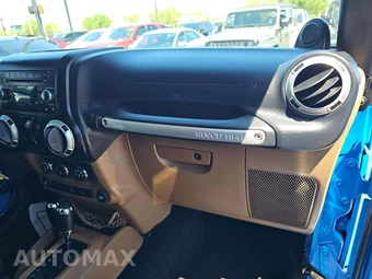2011 Jeep Wrangler Sahara - miniatura 19