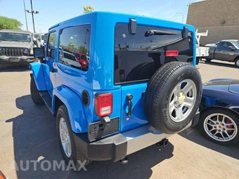 2011 Jeep Wrangler Sahara - miniatura 2