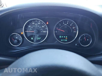 2011 Jeep Wrangler Sahara - miniatura 9