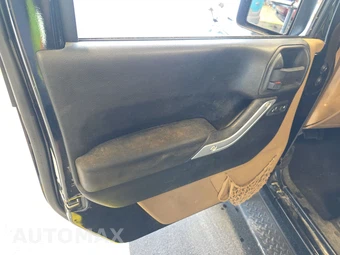2011 Jeep Wrangler Unlimited Sahara – miniatura 9