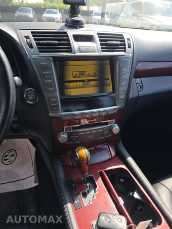 2011 Lexus LS 460L - miniatura 10