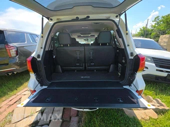2011 Lexus LX 570 – miniatura 15