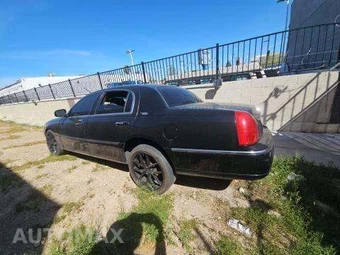 2011 Lincoln Town Car Signature Limited - miniatura 2