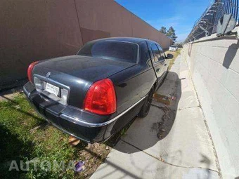2011 Lincoln Town Car Signature Limited - miniatura 3