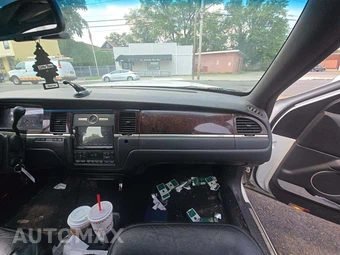 2011 Lincoln Town Car Signature Limited – miniatura 18