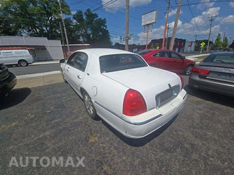 2011 Lincoln Town Car Signature Limited – miniatura 2