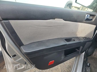 2011 Nissan Sentra 2.0 SR – miniatura 9