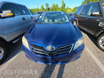 2011 Toyota Camry LE – miniatura 2