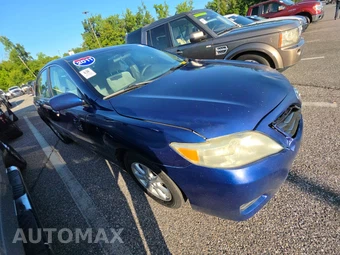 2011 Toyota Camry LE – miniatura 3