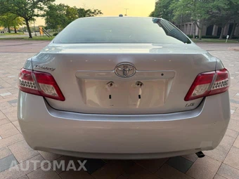 2011 Toyota Camry LE - miniatura 5