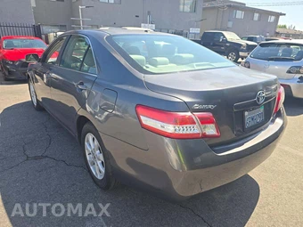 2011 Toyota Camry LE – miniatura 2