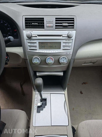 2011 Toyota Camry LE – miniatura 10