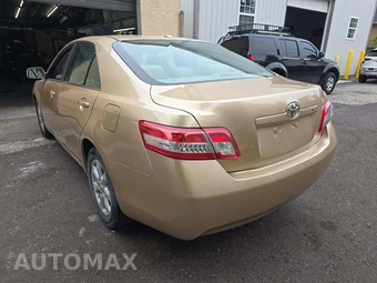 2011 Toyota Camry LE – miniatura 2