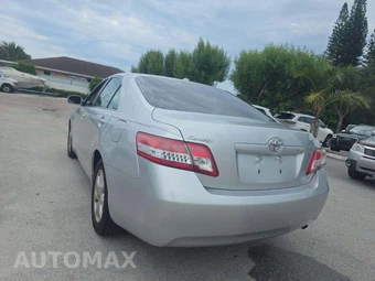 2011 Toyota Camry LE – miniatura 2