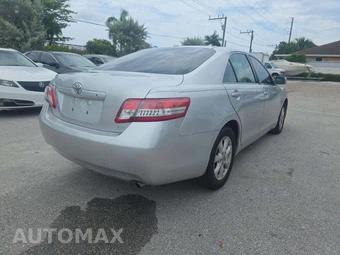 2011 Toyota Camry LE – miniatura 3