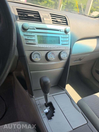 2011 Toyota Camry LE – miniatura 10