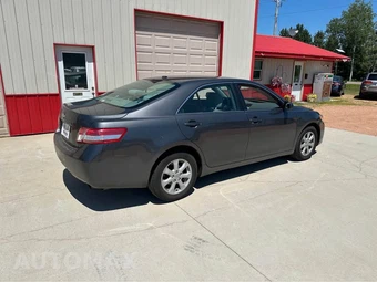2011 Toyota Camry LE - miniatura 2