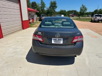 2011 Toyota Camry LE - miniatura 3